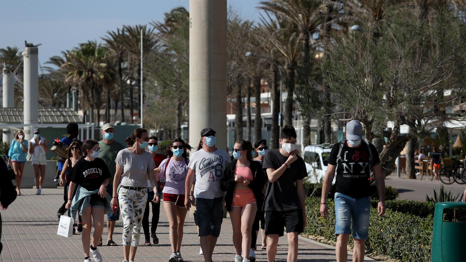 Gent per la Platja de Palma passejant amb mascareta.