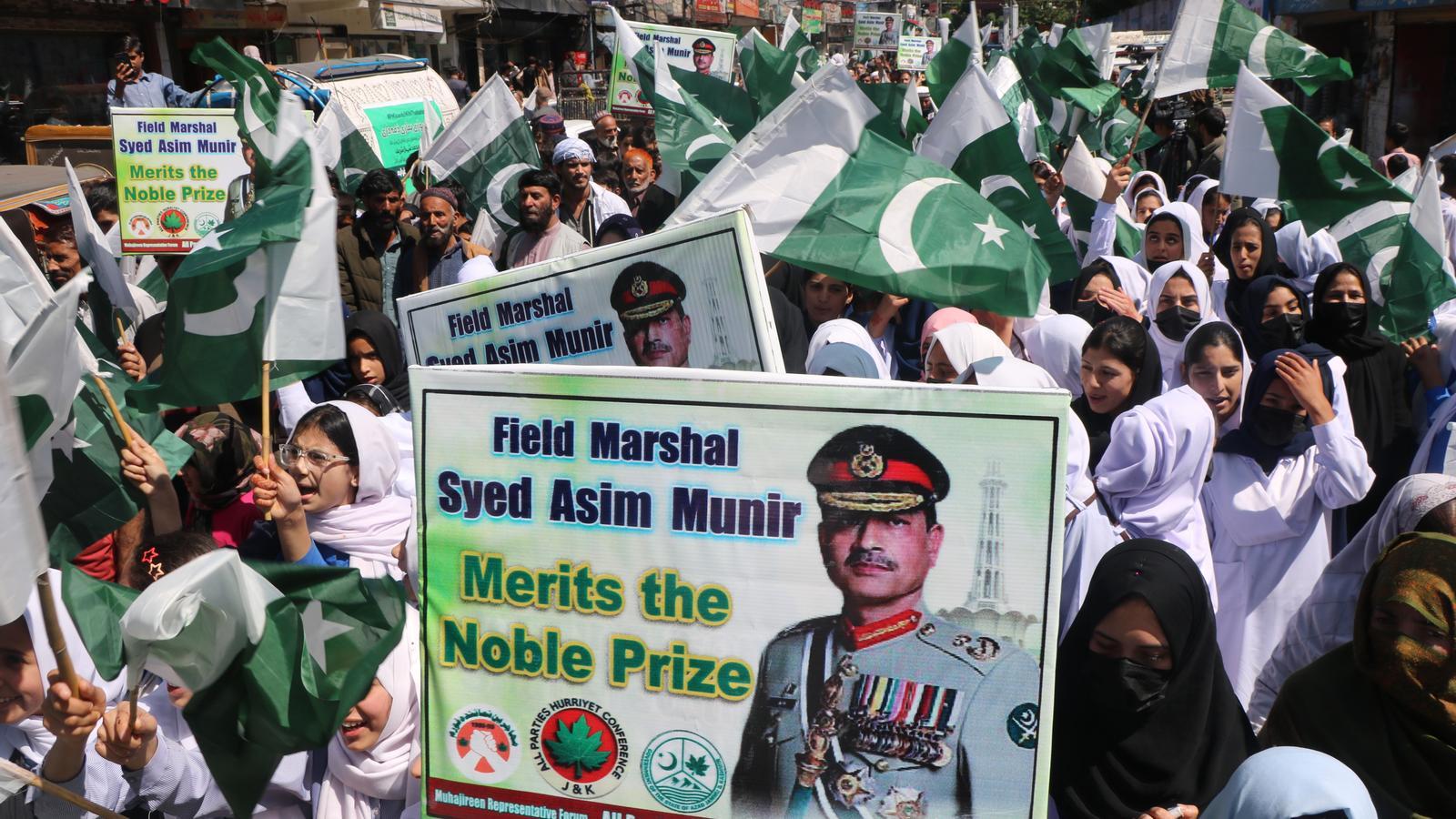 Manifestación de cachemires en apoyo del alto el fuego entre Irán y los Estados Unidos en Muzaffarabad, la capital de Cachemira administrada por Pakistán. Algunas pancartas piden el premio Nobel de la paz para el jefe del ejército, el mariscal Syed Asim Munir, el hombre fuerte del país, y clave en el esfuerzo diplomático ante el presidente Donald Trump.