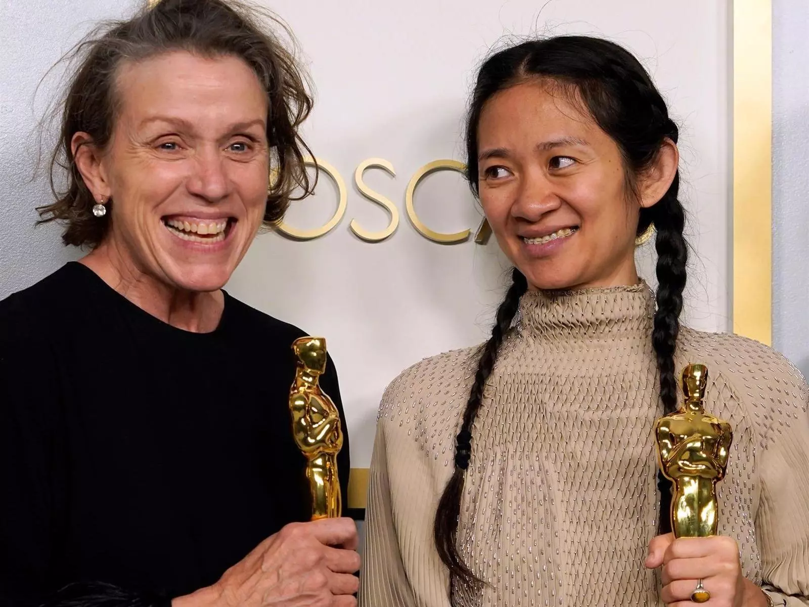 Frances McDormand i Chloé Zhao amb els seus Oscars