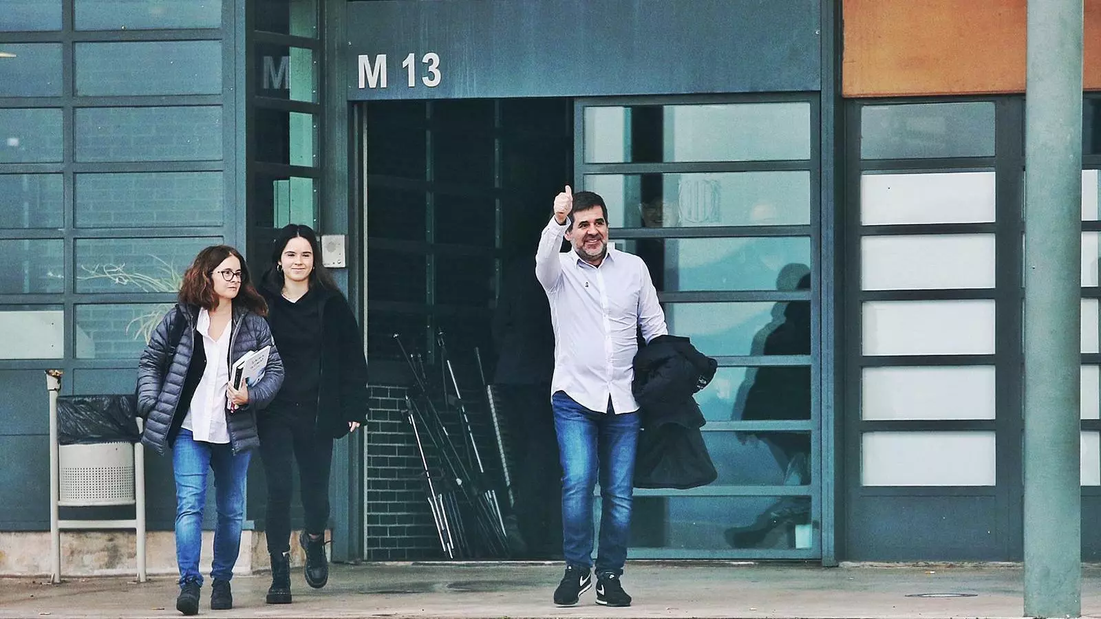 Jordi Sànchez surt de Lledoners acompanyat de la seva dona i d'una de les seves filles
