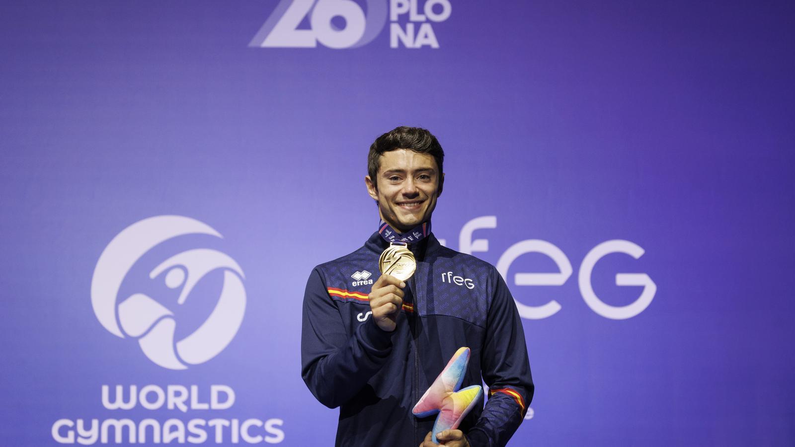 Miquel Mañé hangs the gold on himself at the world championship held in Pamplona