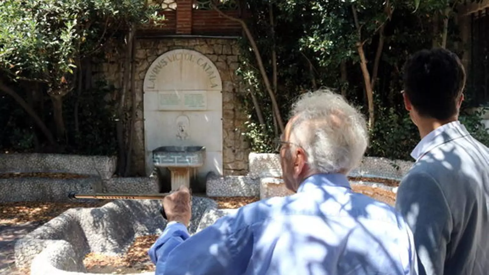 L'hereu legal de Caterina Albert, Lluís Albert Rivas, assenyala amb un bastó un element de la finca del Clos del Pastor