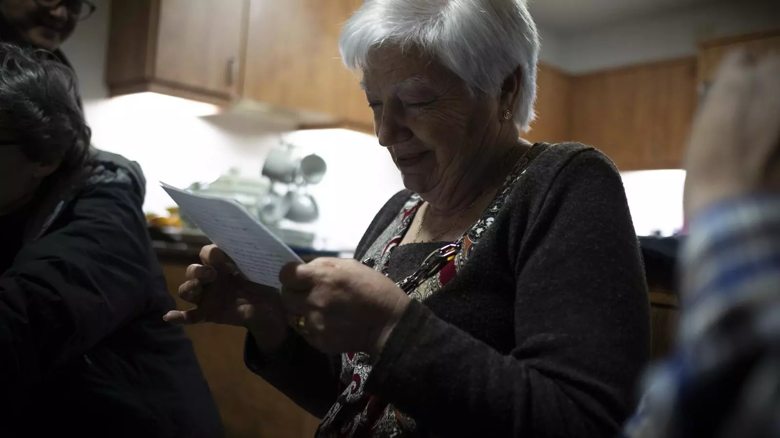 La Maruja, la mare d'en Jordi Cuixart, llegeix en presència de la resta de membres de la seva família una carta de Nadal escrita pel seu fill