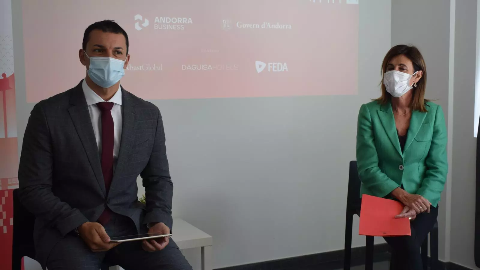 El ministre de Presidència, Economia i Empresa, i president d'Andorra Business, Jordi Gallardo, i la ministra d'Educació i Ensenyament Superior, Ester Vilarrubla, durant la roda de premsa d'aquest dilluns.