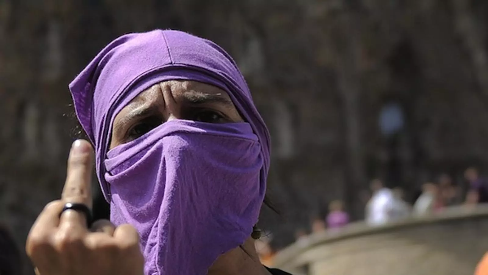 Una manifestant mostra el seu rebig a la condemna a les membres del grup Pussy Riot. AFP
