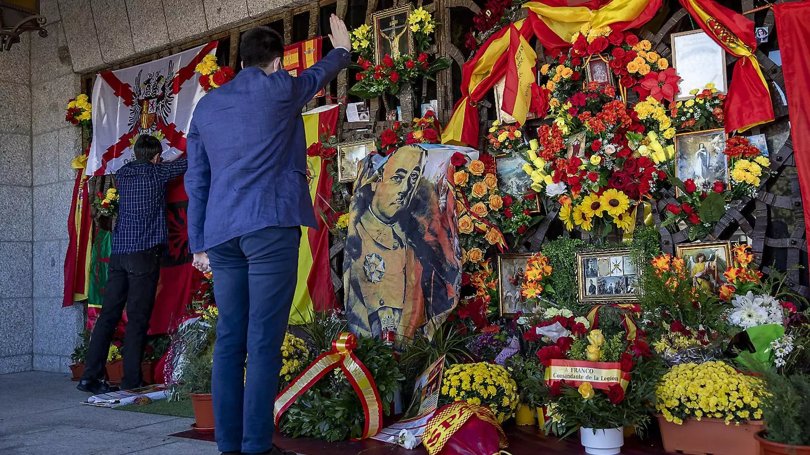 Nostàlgics de la dictadura franquista davant la tomba de Francisco Franco al cementeri de Mingorrubio.