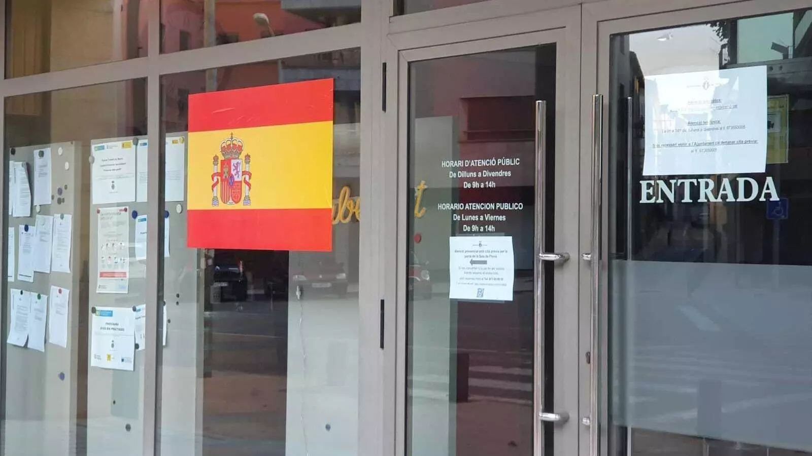 Enganxen una bandera espanyola als vidres de l'Ajuntament de Tremp. / AJUNTAMENT DE TREMP
