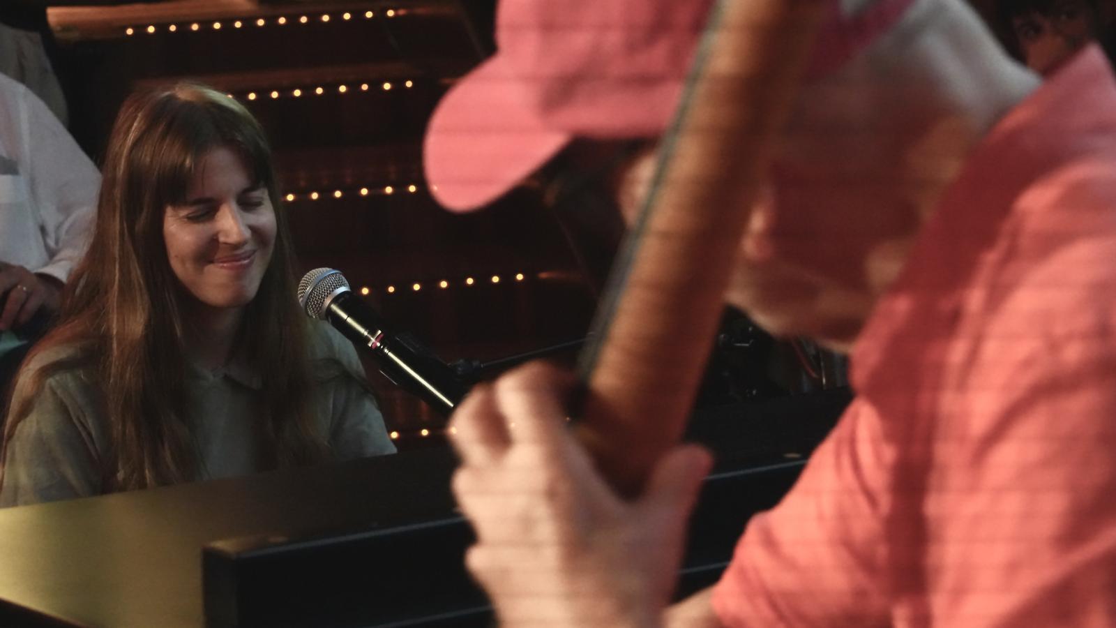 La pianista Lucia Fumero a dúo con su padre Horacio en el acto de presentación del Festival de Jazz de Barcelona 2026.