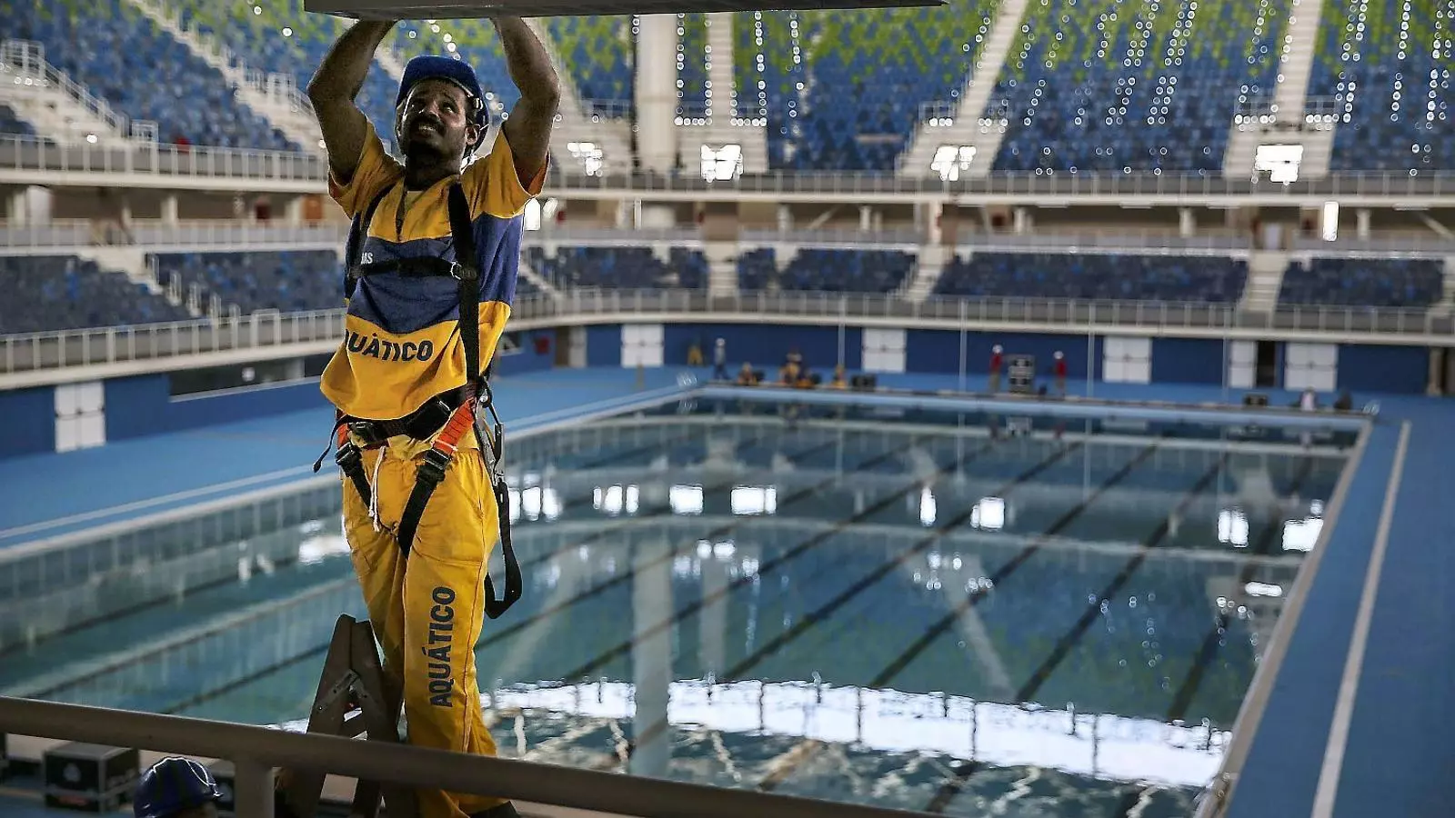 Un operari treballa a l’Estadi Aquàtic Olímpic de Rio de Janeiro, un recinte amb una capacitat de 18.000 espectadors.