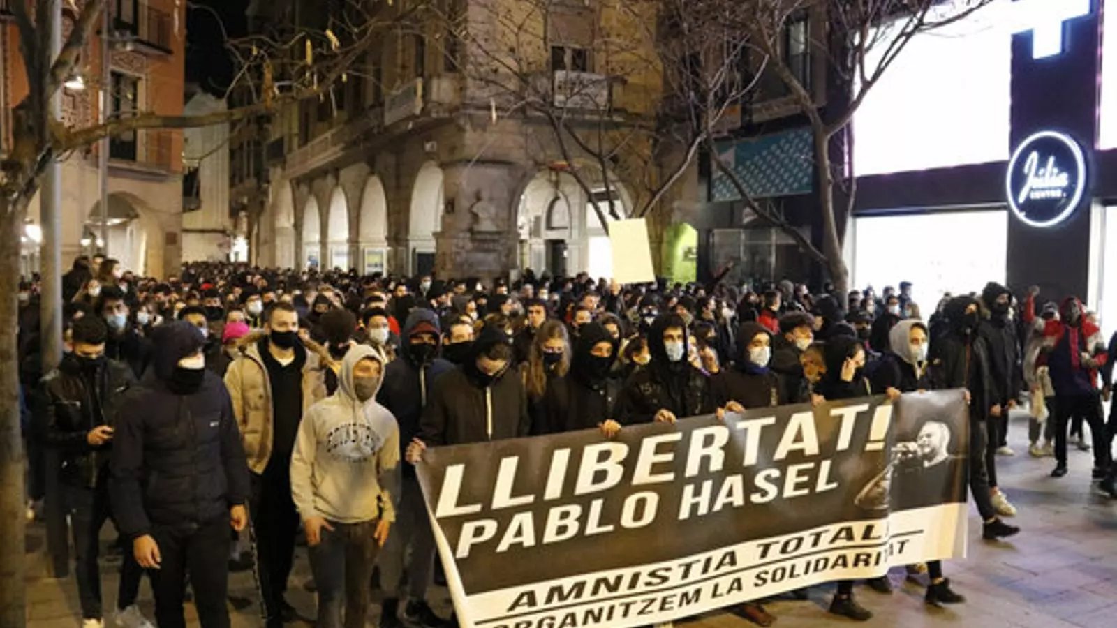 Manifestants en favor de Hasél, al centre de Lleida