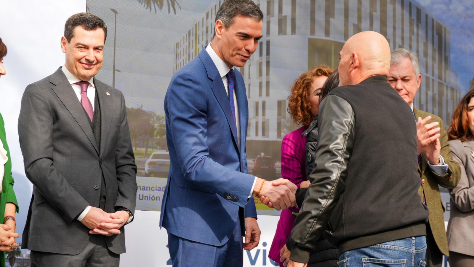 Pedro Sánchez and Juanma Moreno, at a ceremony to hand over the keys to affordable housing developments