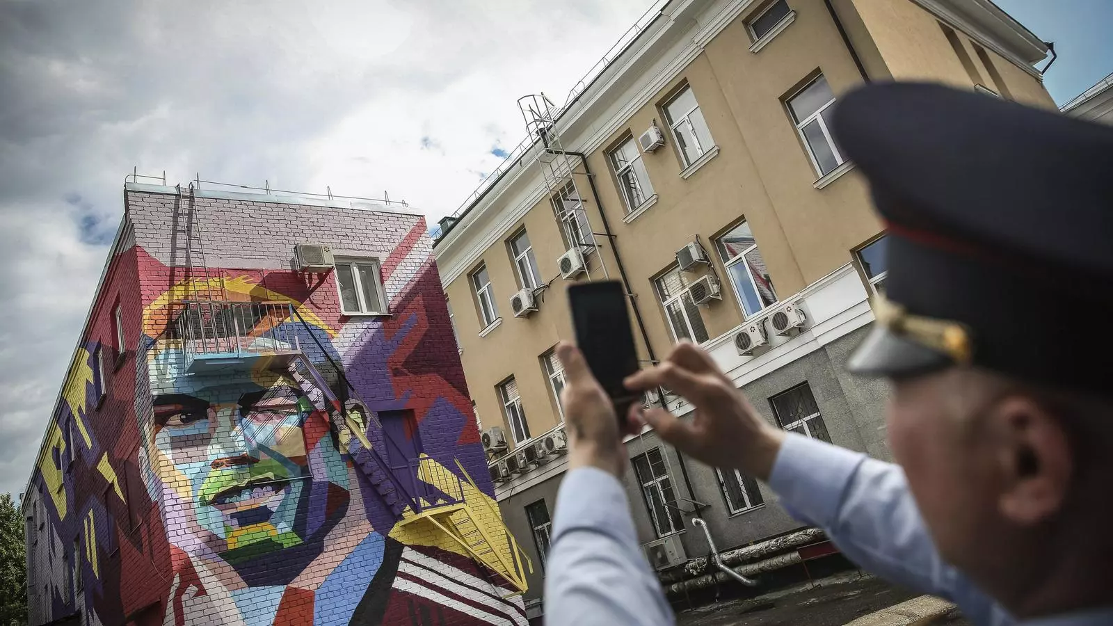 Un guarda de seguretat fa una fotografia a un mural de Cristiano Ronaldo a Kazan