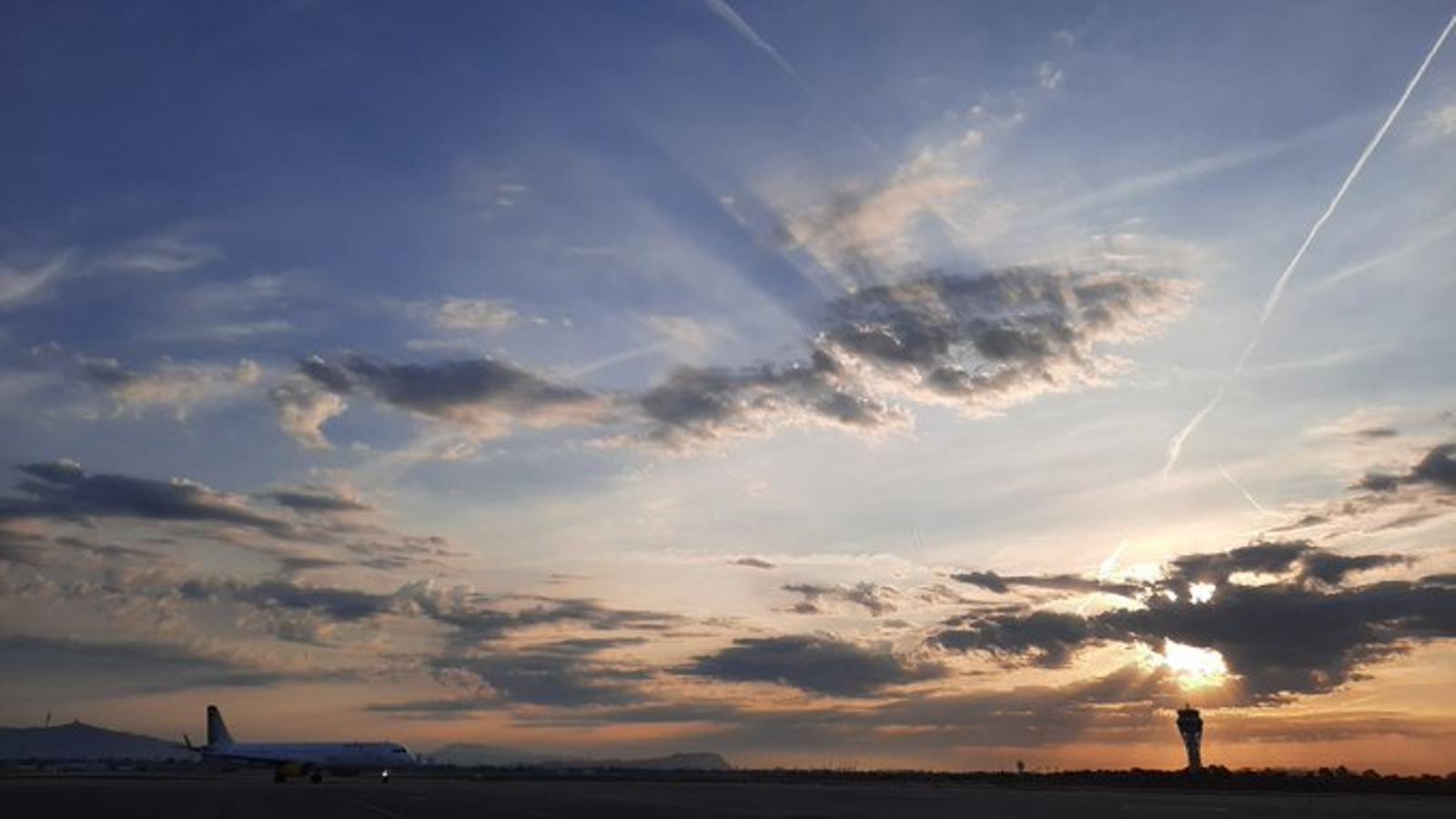 Sortida de sol d'aquest diumenge des de l'aeroport del Prat.