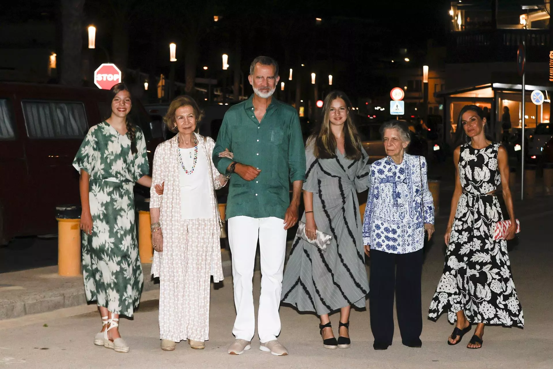 La família reial espanyola amb Irene de Grècia a la sortida del restaurant Ola de Mar, al port de Portixol, a Mallorca
