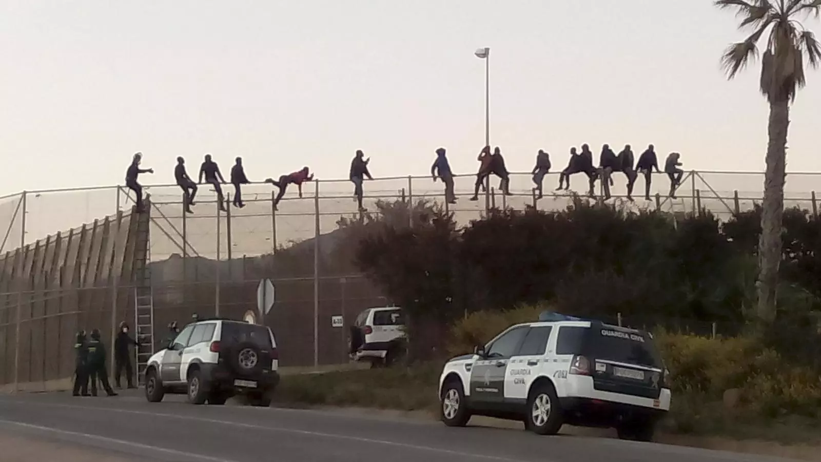 Desenes d'immigrants, intenten saltar la tanca de Melilla / EFE / NOELIA RAMOS