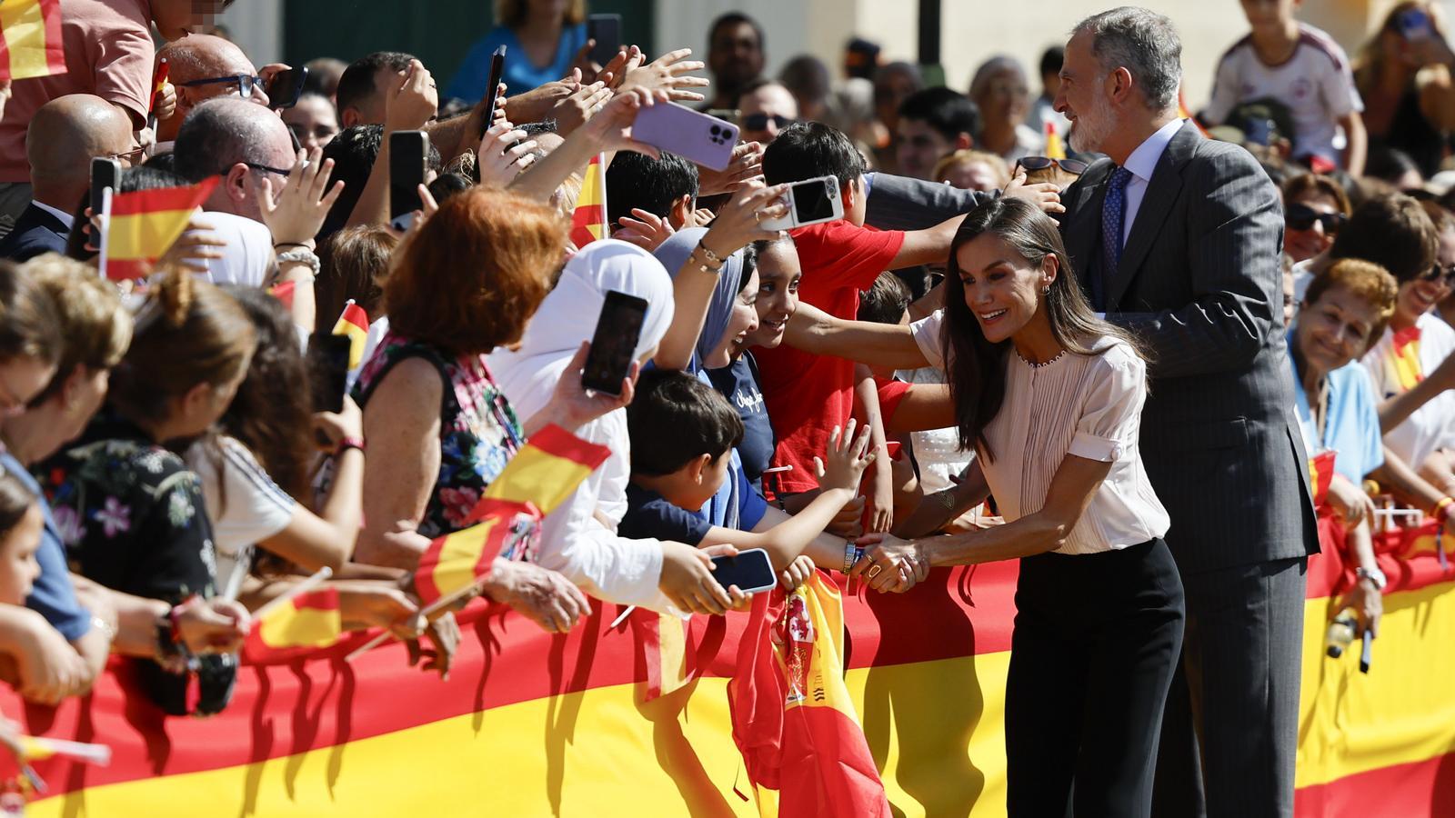 The kings of Spain received by thousands of people at the start of their visit to Melilla