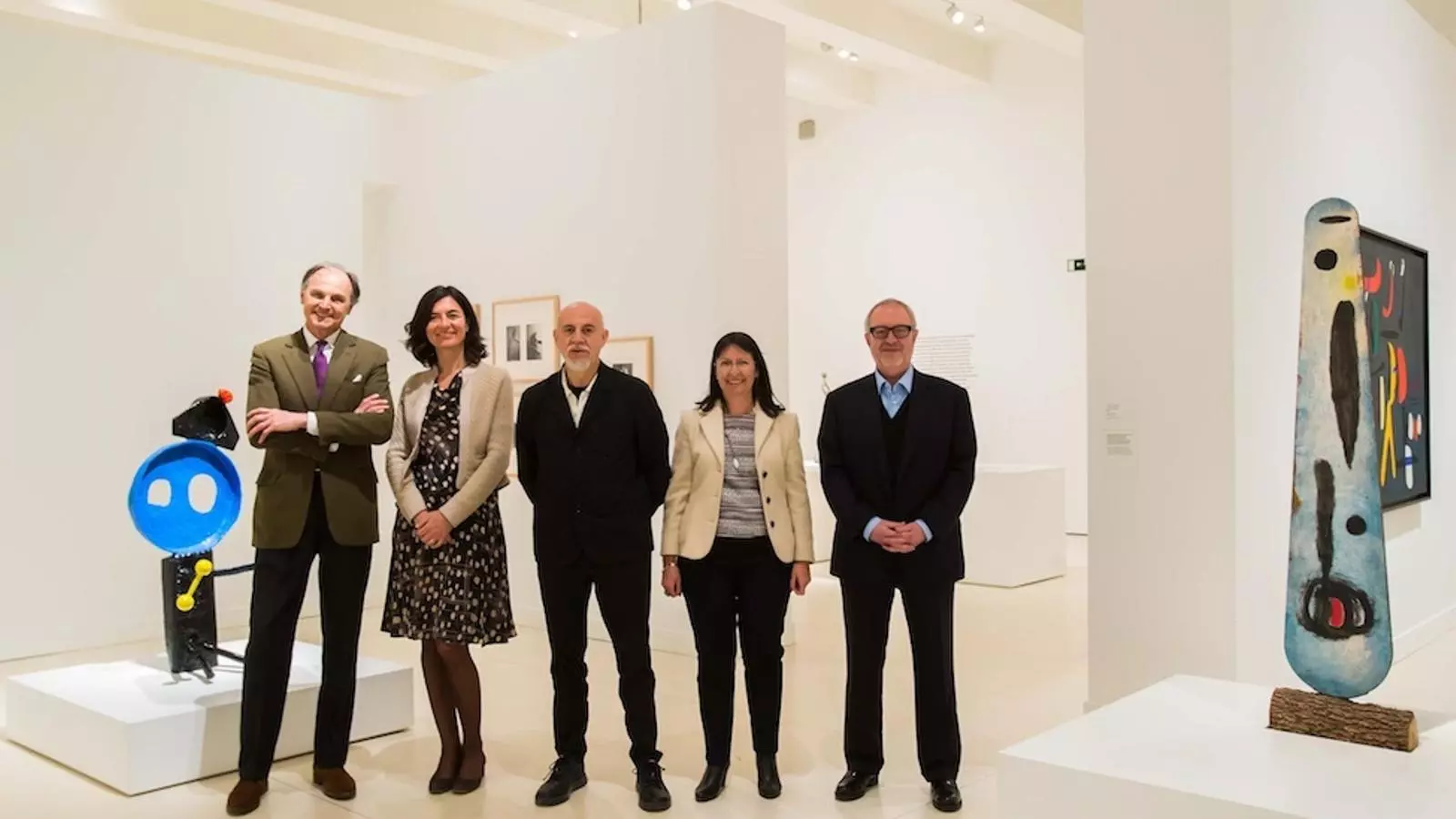 Foto de família dels premis Arte y Mecenazgo 2016. D'esquerra a dreta: el galerista Guillermo de Osma, Carlos León, la galeria Guillermo de Osma, la directora de la fundació Arte y Mecenazgo, Mercedes Basso; el pintor Carlos León, la directora general adjunta de la fundació La Caixa, Elisa Duran; i el col·leccionista José María Lafuente / FUNDACIÓN ARTE Y MECENAZGO