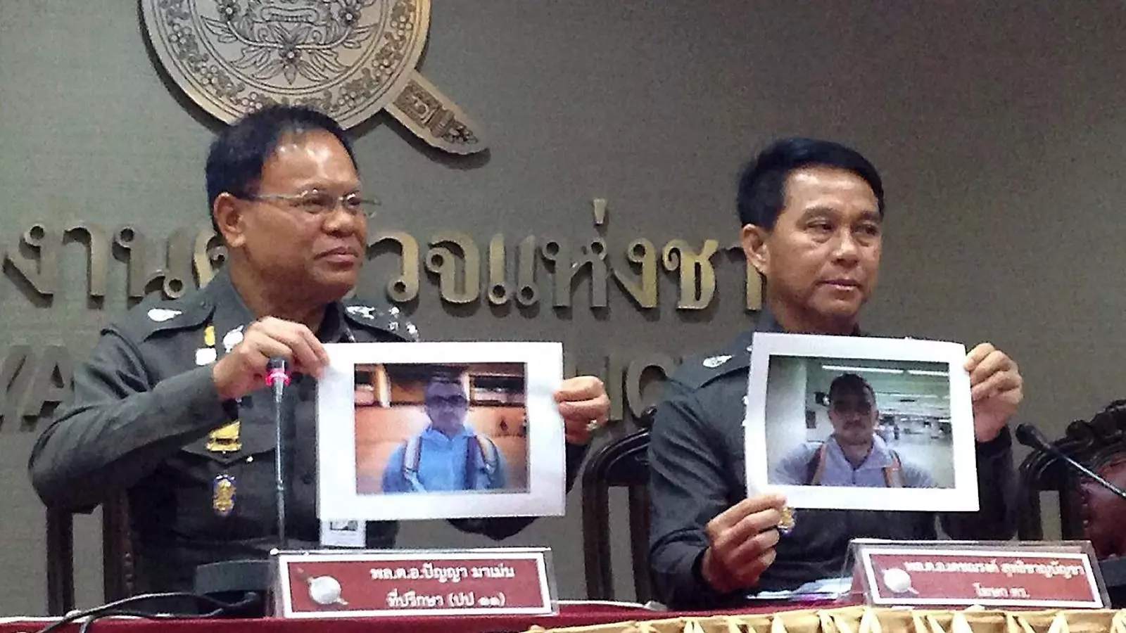 La policia de Bangkok mostrant la foto de l’executiu català.