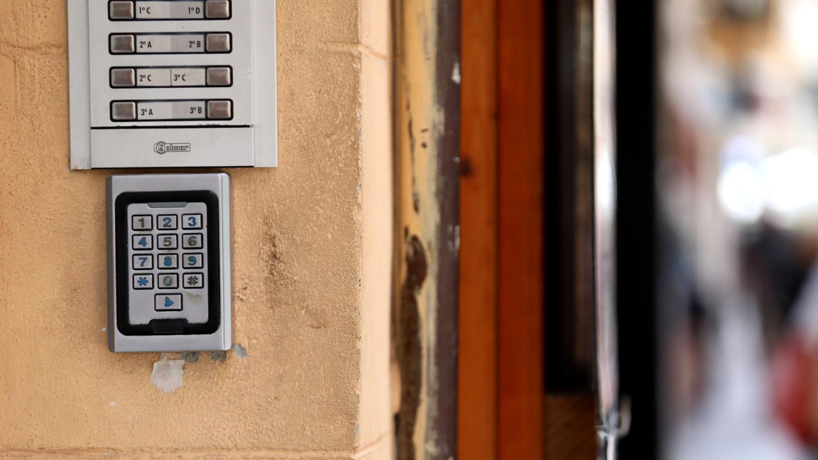La entrada de un apartamento de alquiler turístico