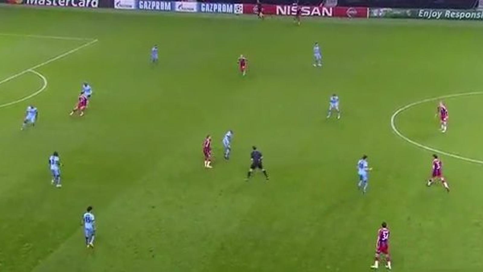 Els centrals tenen tendència a sortir de zona seguint el davanter.