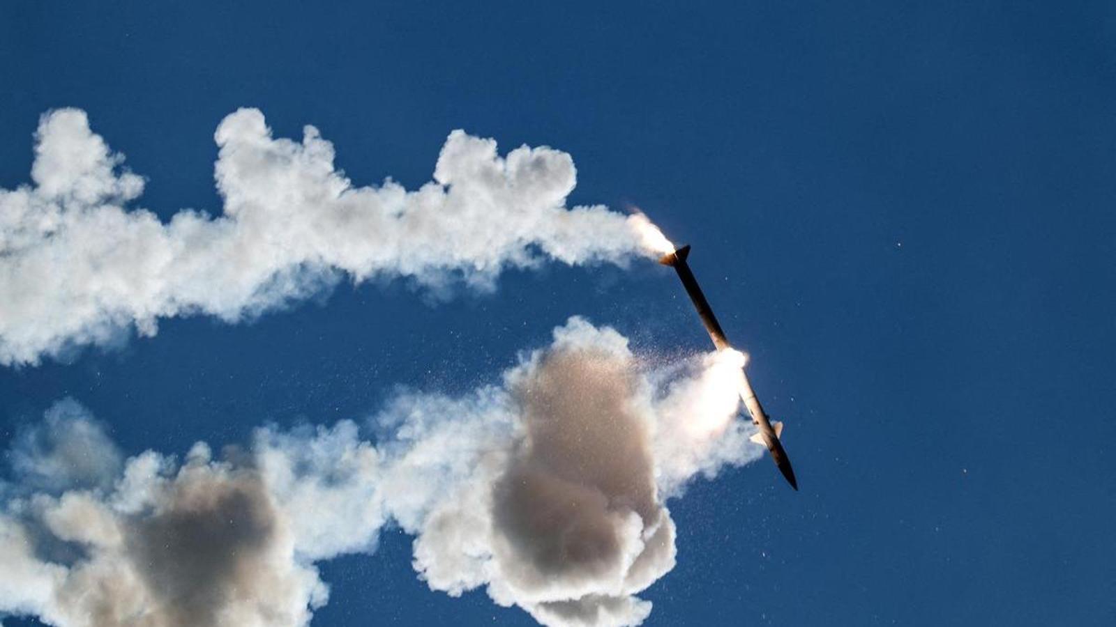 Un misil interceptor defectuoso lanzado por el sistema antimisiles Iron Dome de Israel se desintegra sobre el sur del Líbano, poco después de ser lanzado por Israel, visto desde el lado israelí de la frontera entre Israel y el Líbano, en el norte de Israel, el 1 de junio de 2026.
