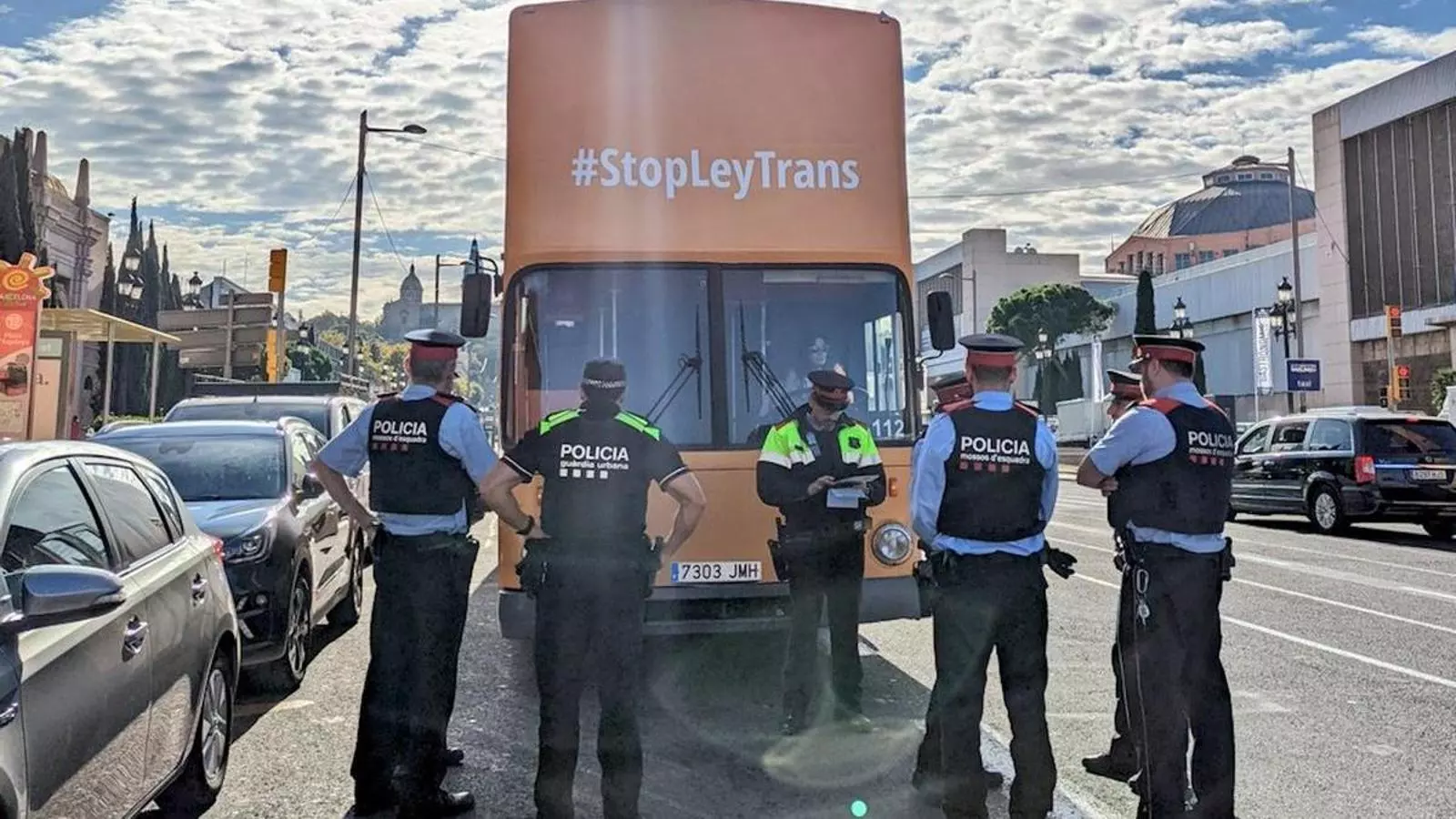 L'autobús d'Hazte Oír immobilitzat pels Mossos d'Esquadra.
