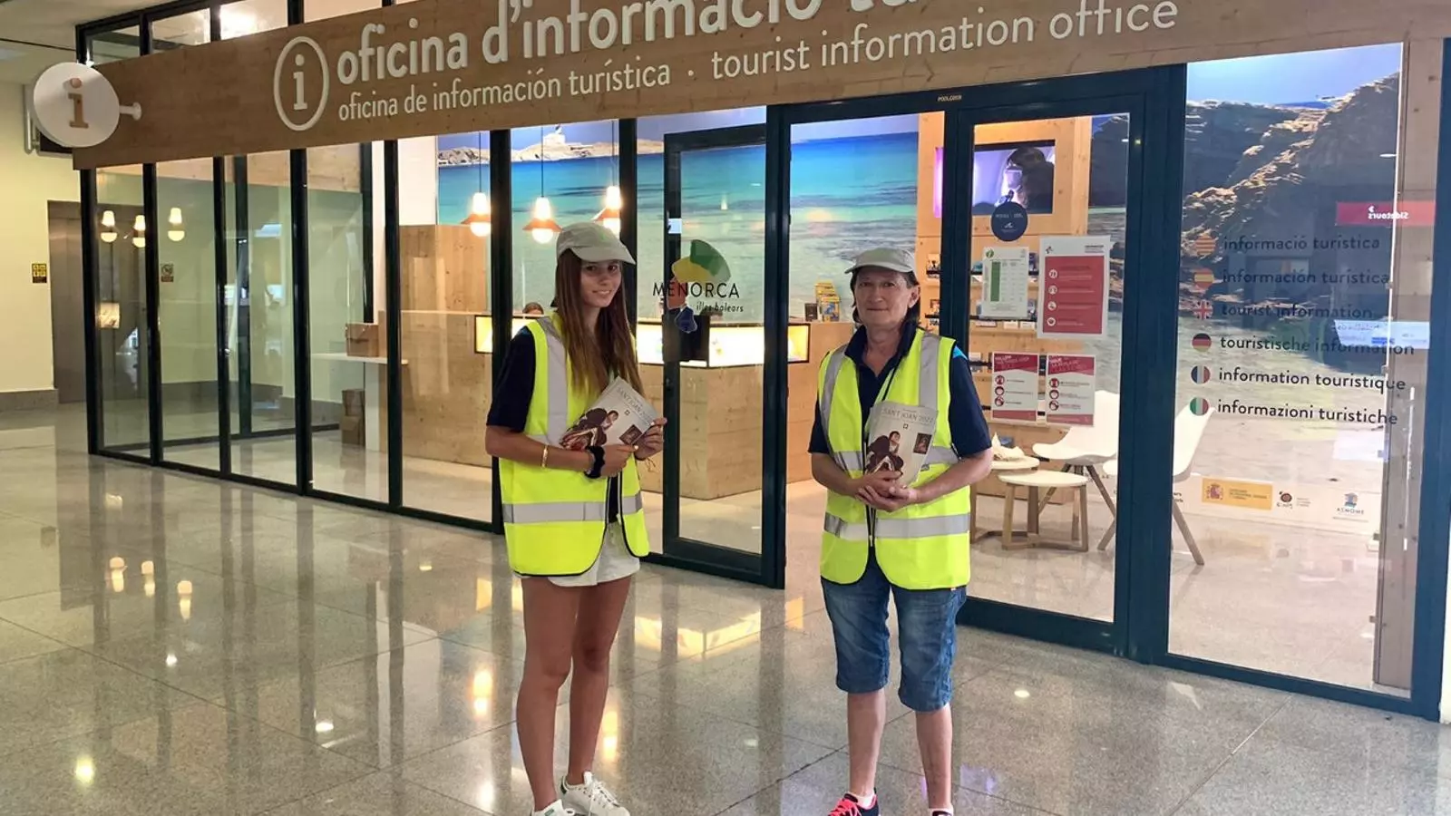Informadors de Sant Joan a l'aeroport de Menorca.