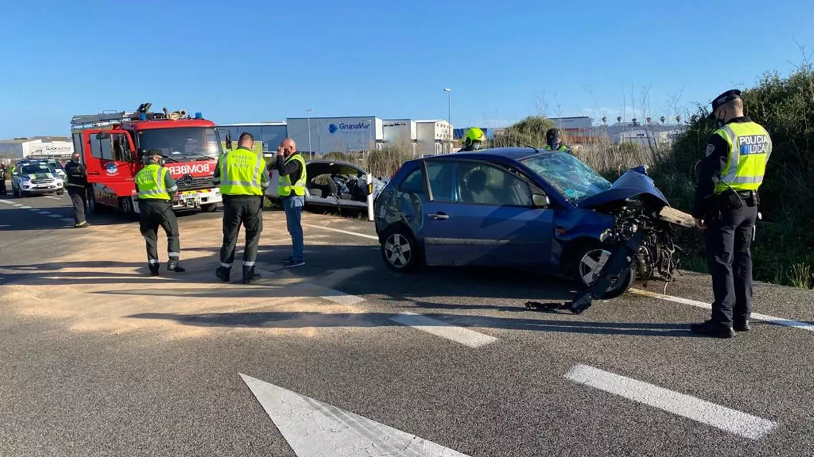 Policia Local, Bombers i la Guàrdia Civil minuts després de l'accident a l'entrada de Maó.