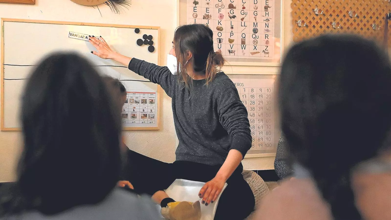 La mestra amb un grup d’infants de la Comunitat de Petits a l’escola pública palmesana Verge de Lluc.