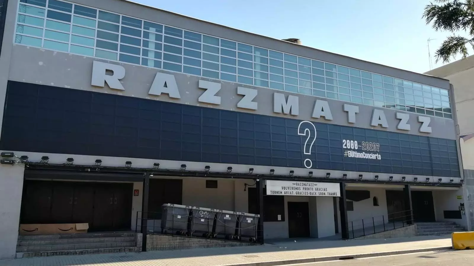 La façana de la sala Razzmatazz de Barcelona, amb campanya sobre l'acció 'L'últim concert'.