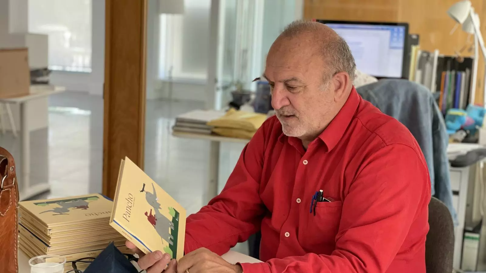 Antonio Santos és escultor i il·lustrador.