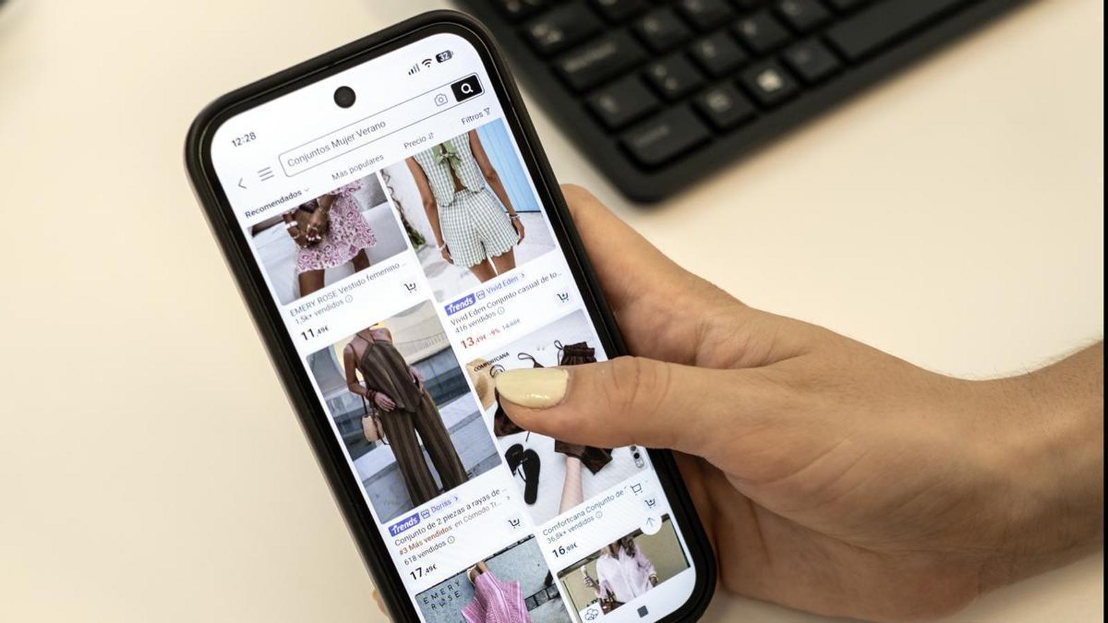 A young user buys on the Shein website