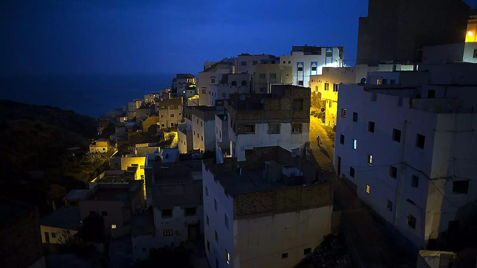 Imatge nocturna capurada el 2018 d’un barri d’Al Hoceima, al Marroc.
