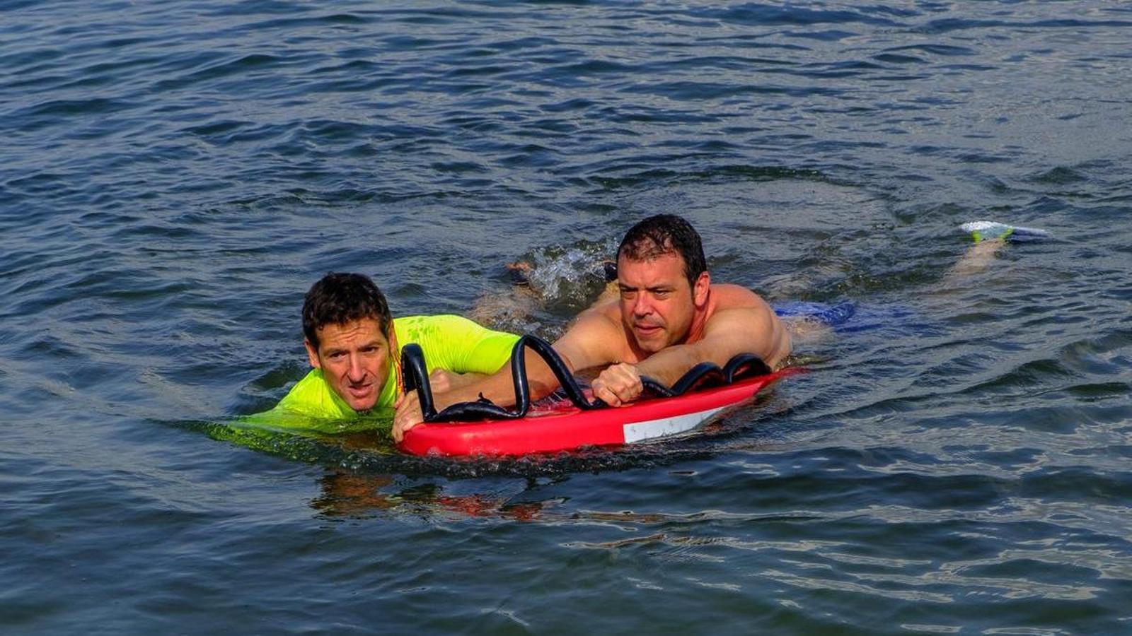 Ramsés Martí, a water safety expert, using a rescue table during a demonstration this Thursday. This tool is used as public equipment in Denmark to assist in the event of drowning.