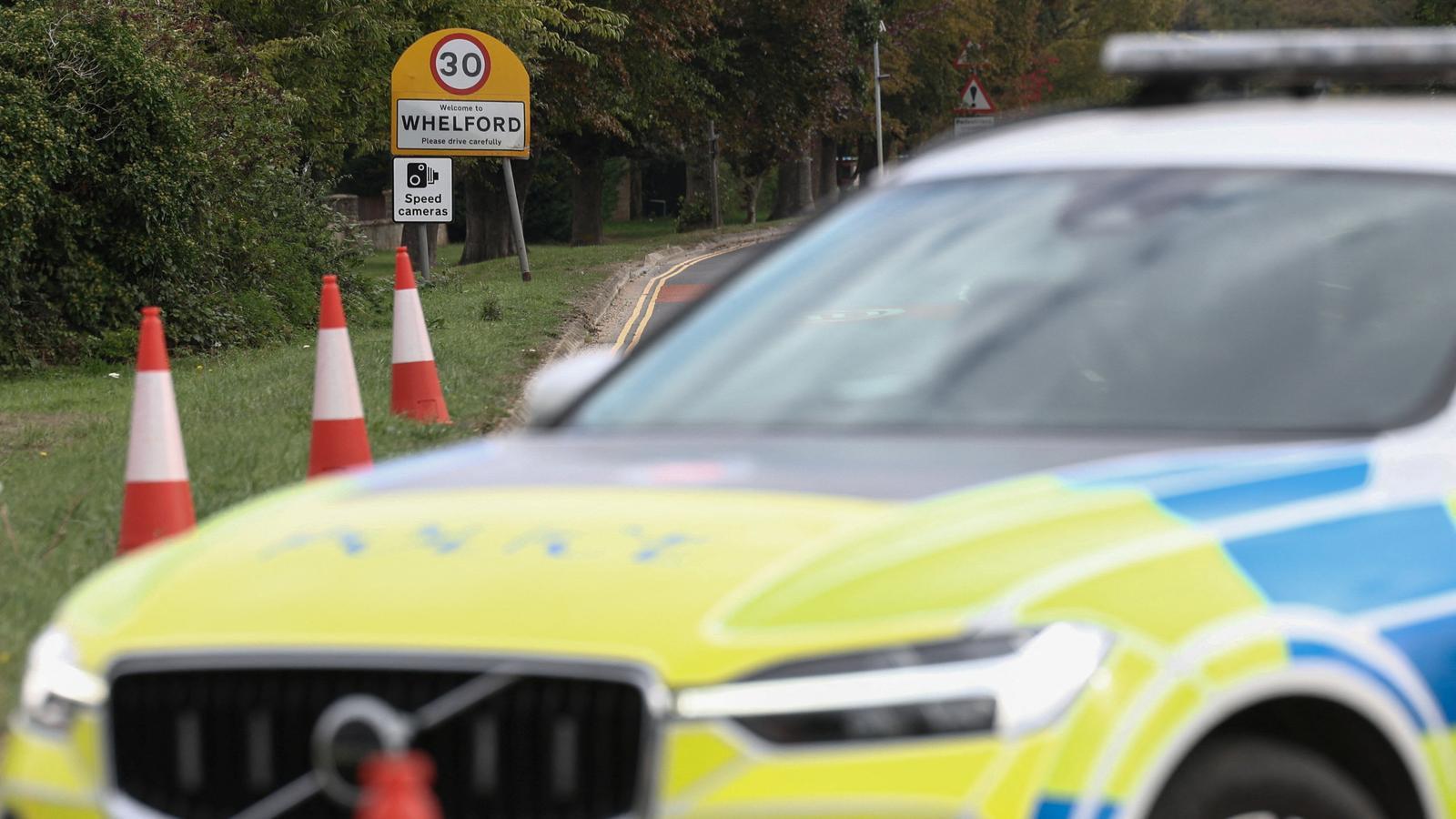 Coches de policía controlan los alrededores de la base militar de Fairford, en Whelford.
