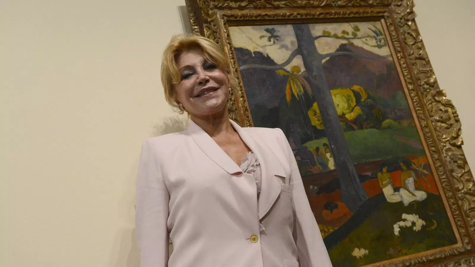 La baronessa Carmen Thyssen amb el quadre 'Mata Mua'
