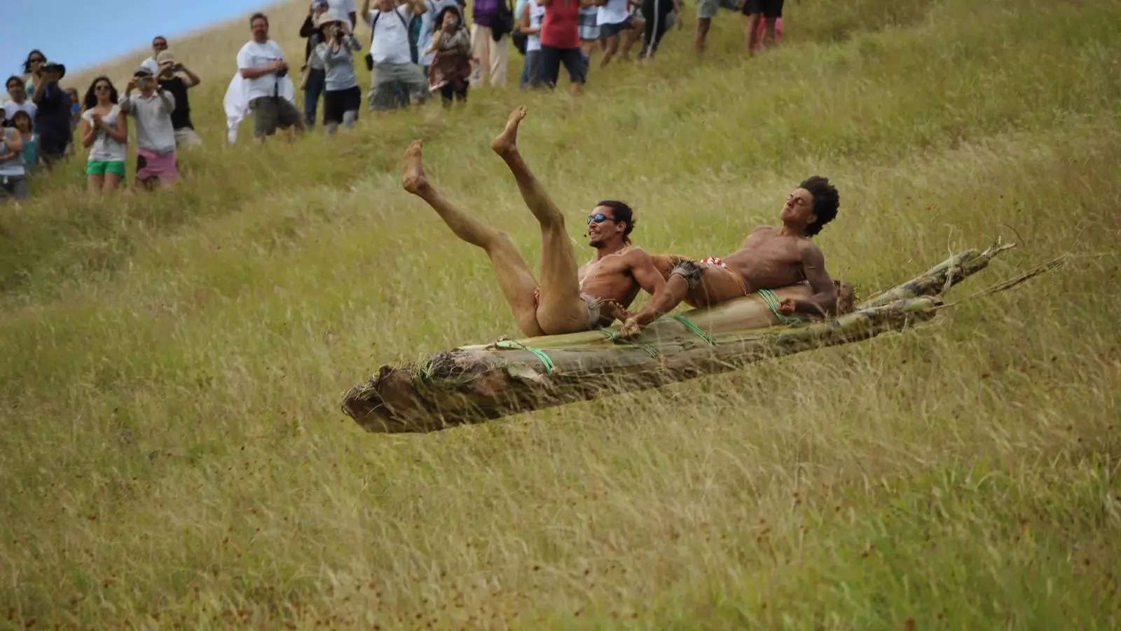 El "Haka Pei", un descens vertiginós per un antic volcà on et jugues la pell gairebé despullat