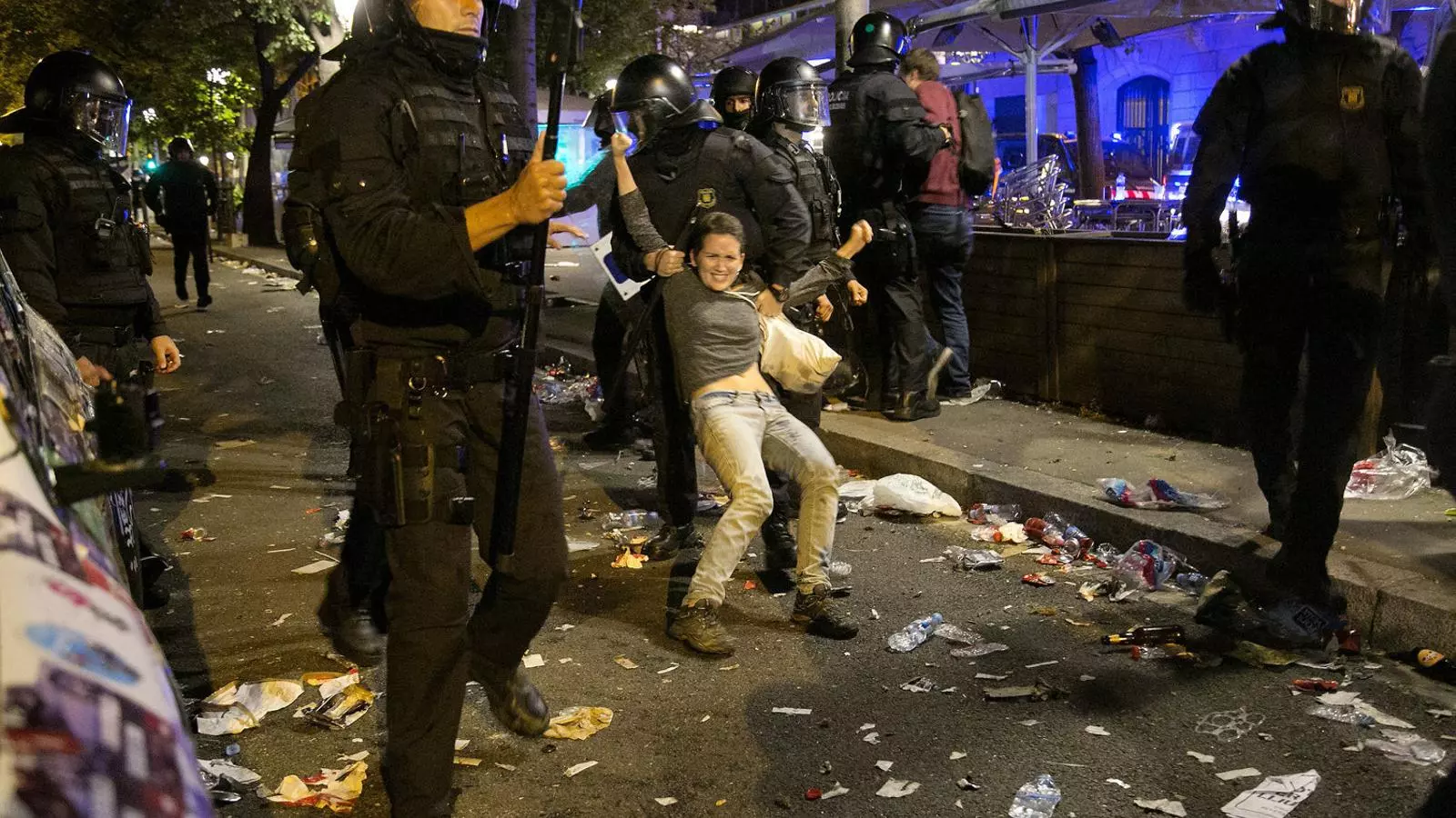 Agents dels antiavalots dels Mossos fent fora els manifestants concentrats davant la seu d’Economia el 20-S del 2017.