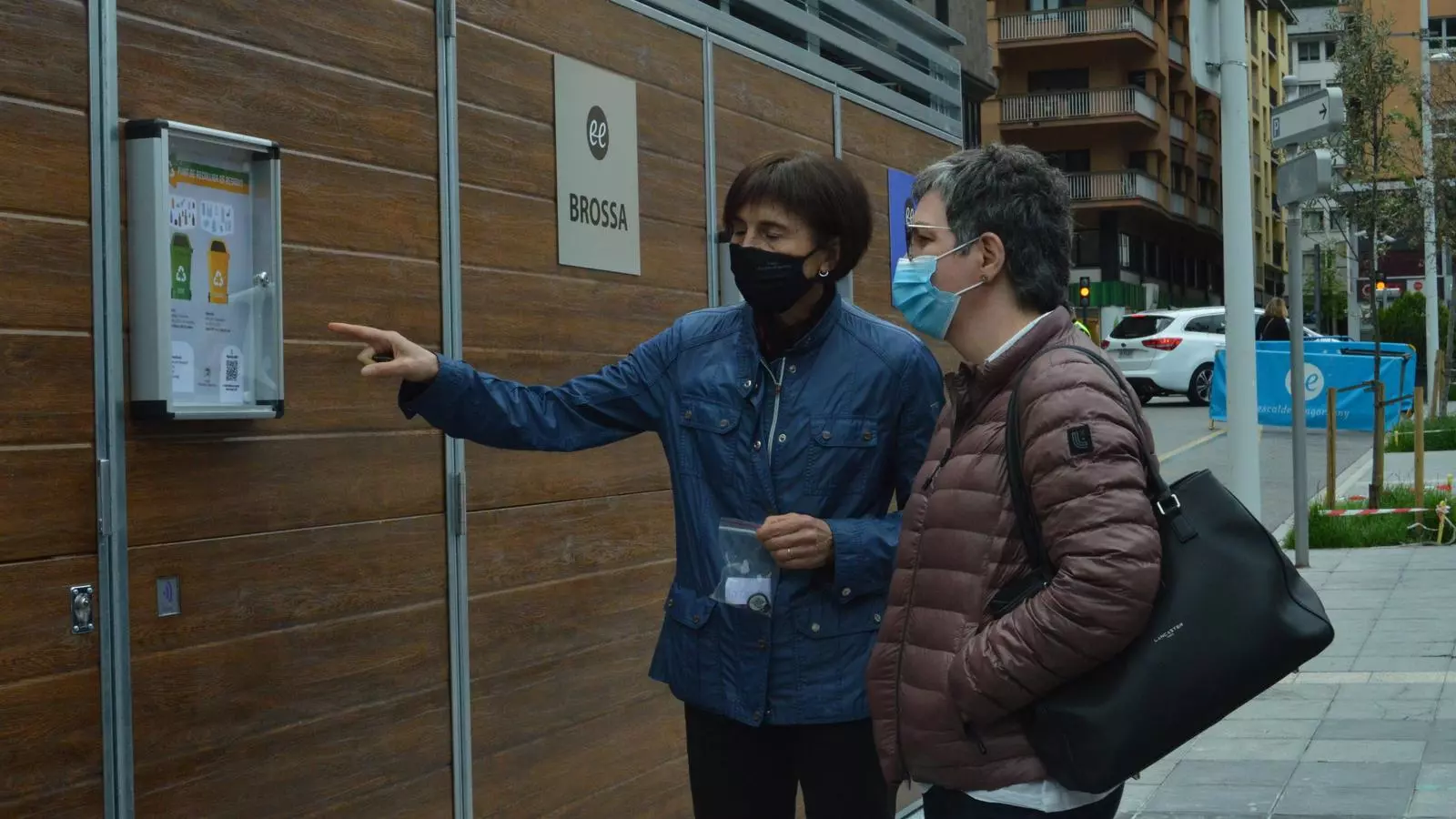 La consellera de Medi Ambient del comú d'Escaldes-Engordany, Cèlia Vendrell, i la cap del departament de Medi Ambient, Isabel Rogé, al pnou punt de recollida de deixalles