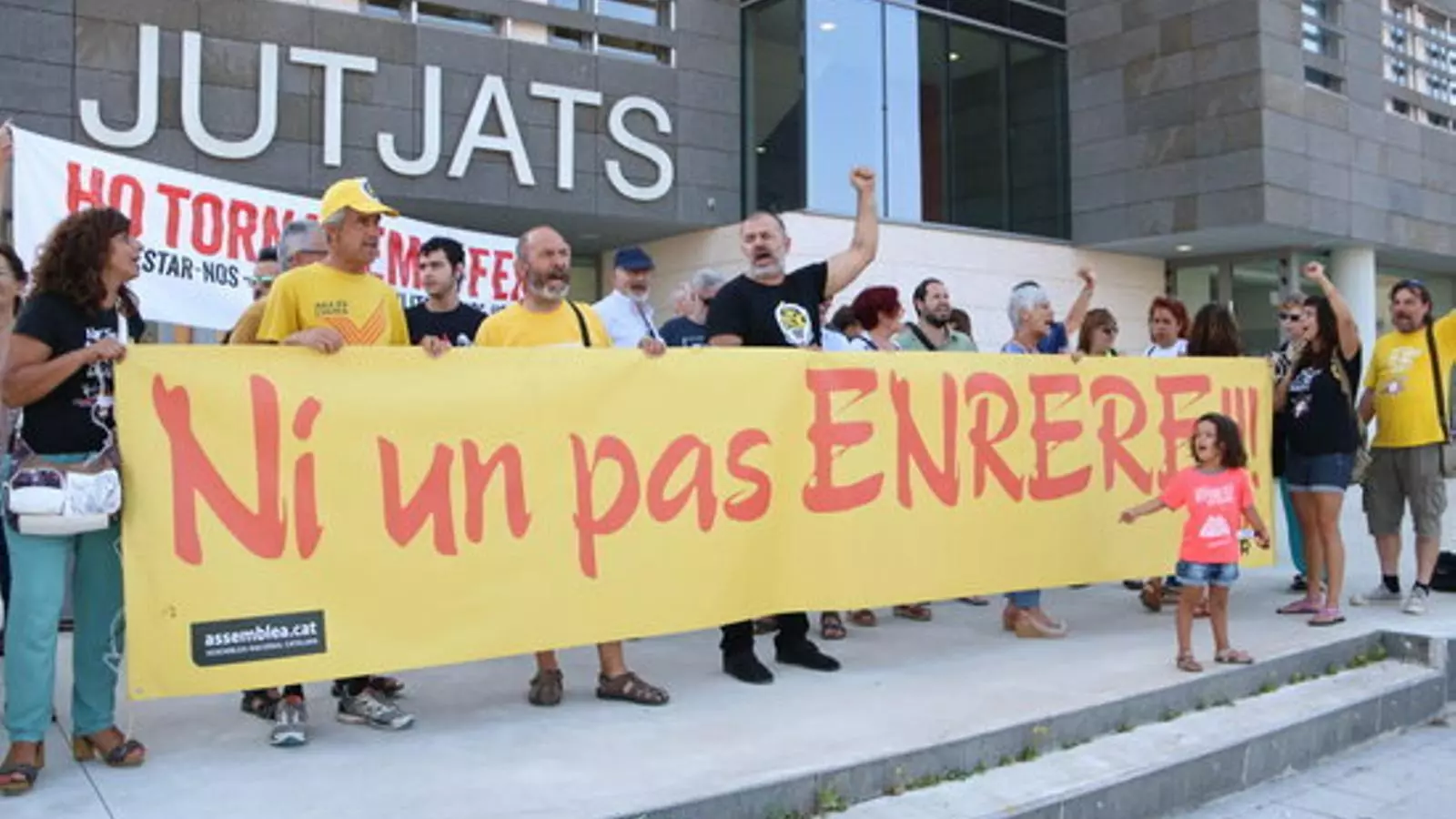 Una cinquantena de persones s'han concentrat a les portes dels jutjats de La Bisbal d'Empordà per donar suport als quatre investigats