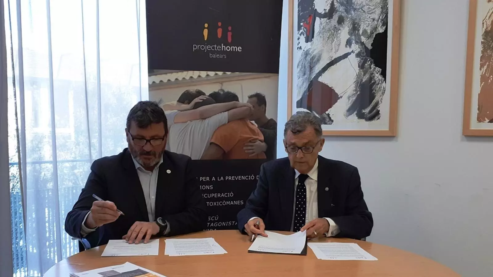 Usuarios i professionals de Projecte Home rebran pautes de prevenció de l'Associació Contra el Càncer