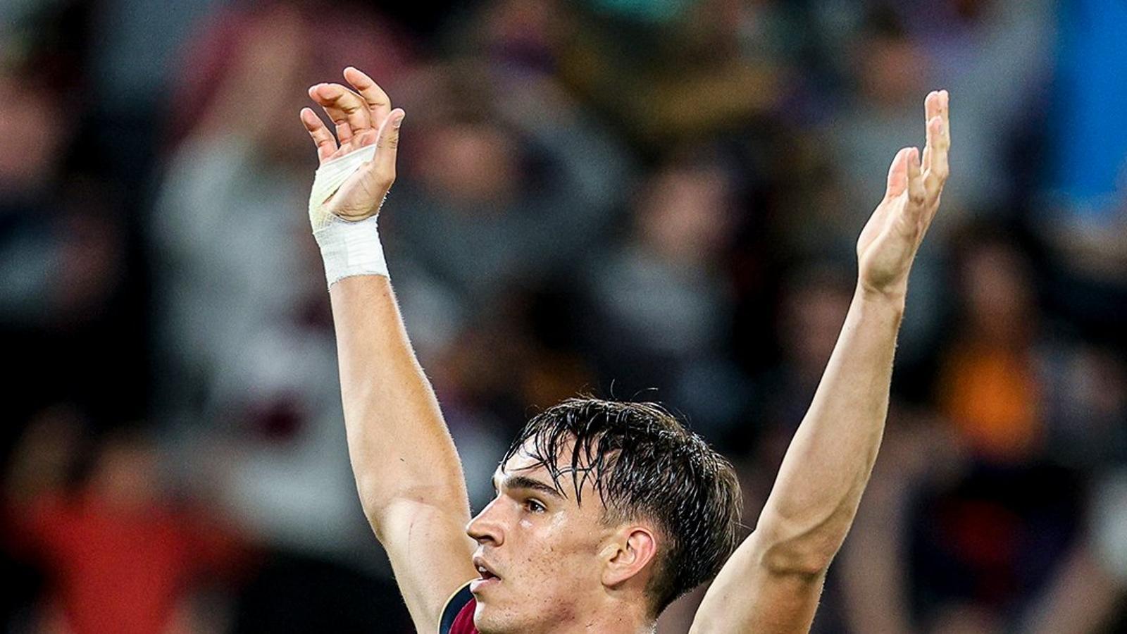 Carlos Espí celebrating a goal with Levante.