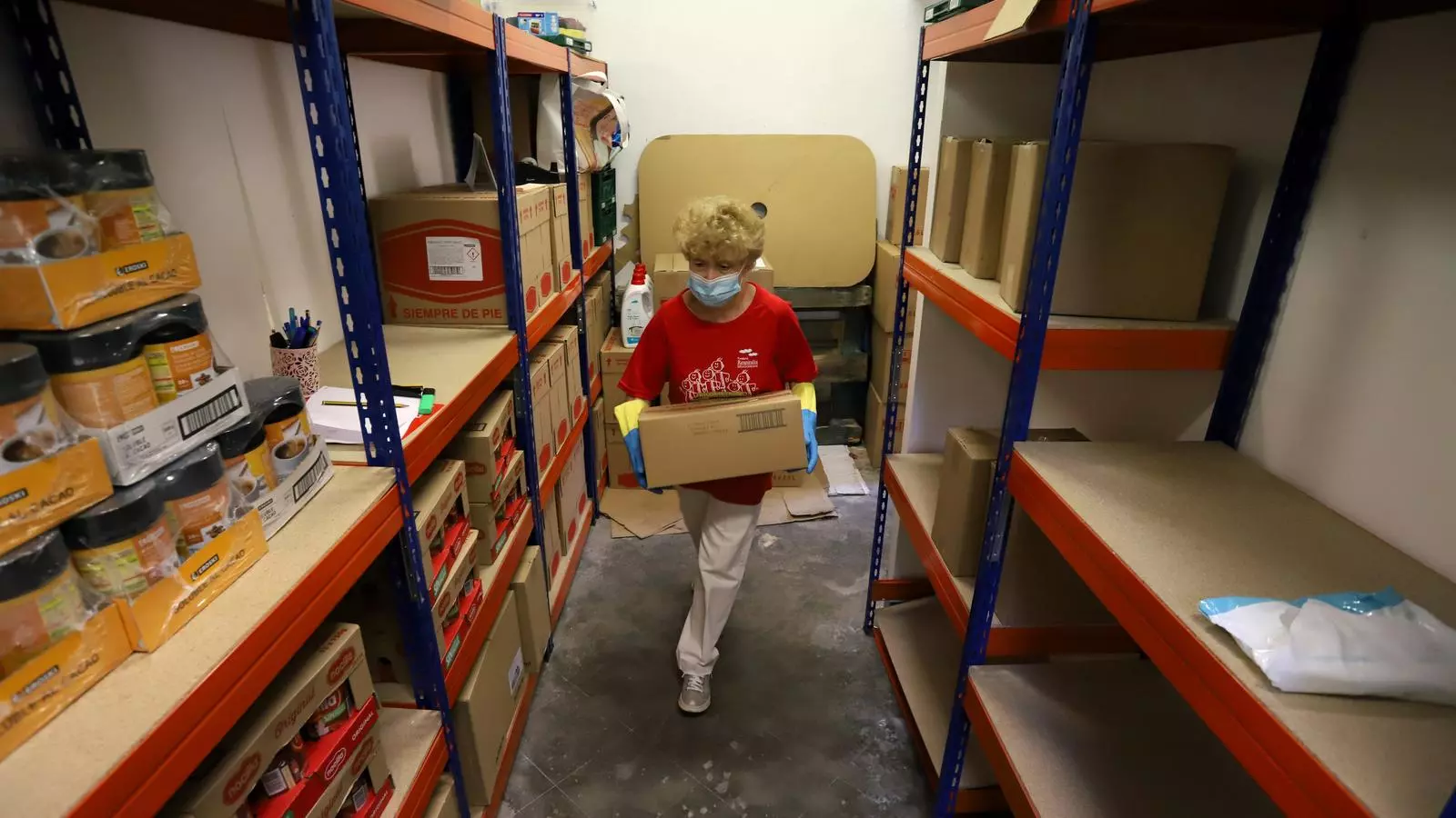 Una voluntària en un dels centres de repartiment d'aliments de Càritas a Palma