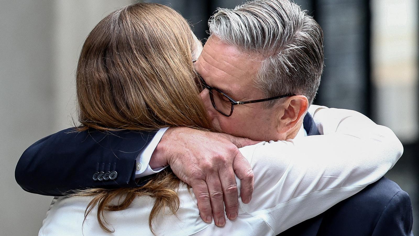 El primer ministro británico Keir Starmer abraza a su esposa, Victoria, después de anunciar el calendario de su dimisión, ante el número 10 de Downing Street, en Londres, Gran Bretaña, el 22 de junio de 2026.