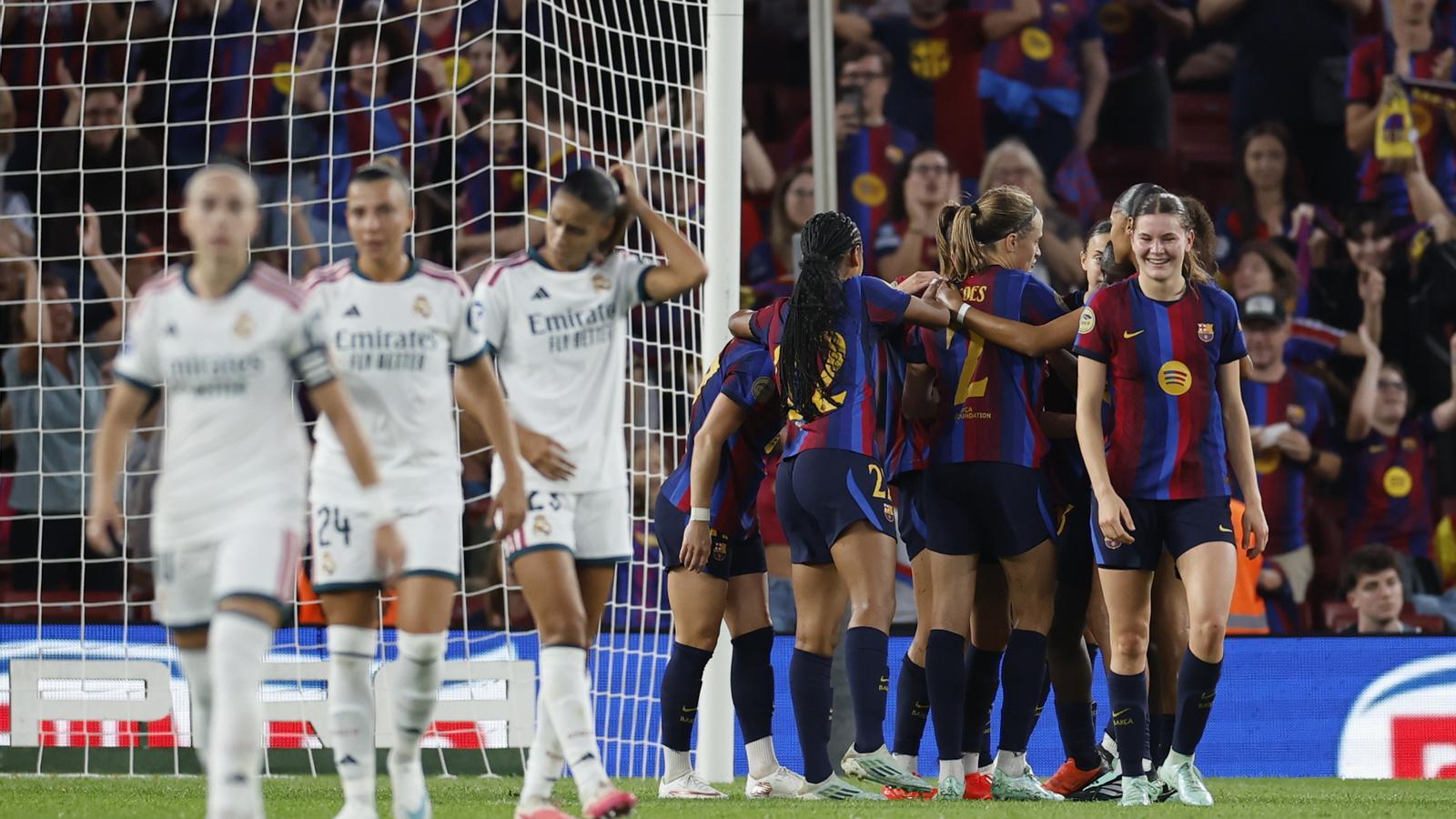 The Barça players, celebrating one of the goals in the Liga F clasico against Real Madrid