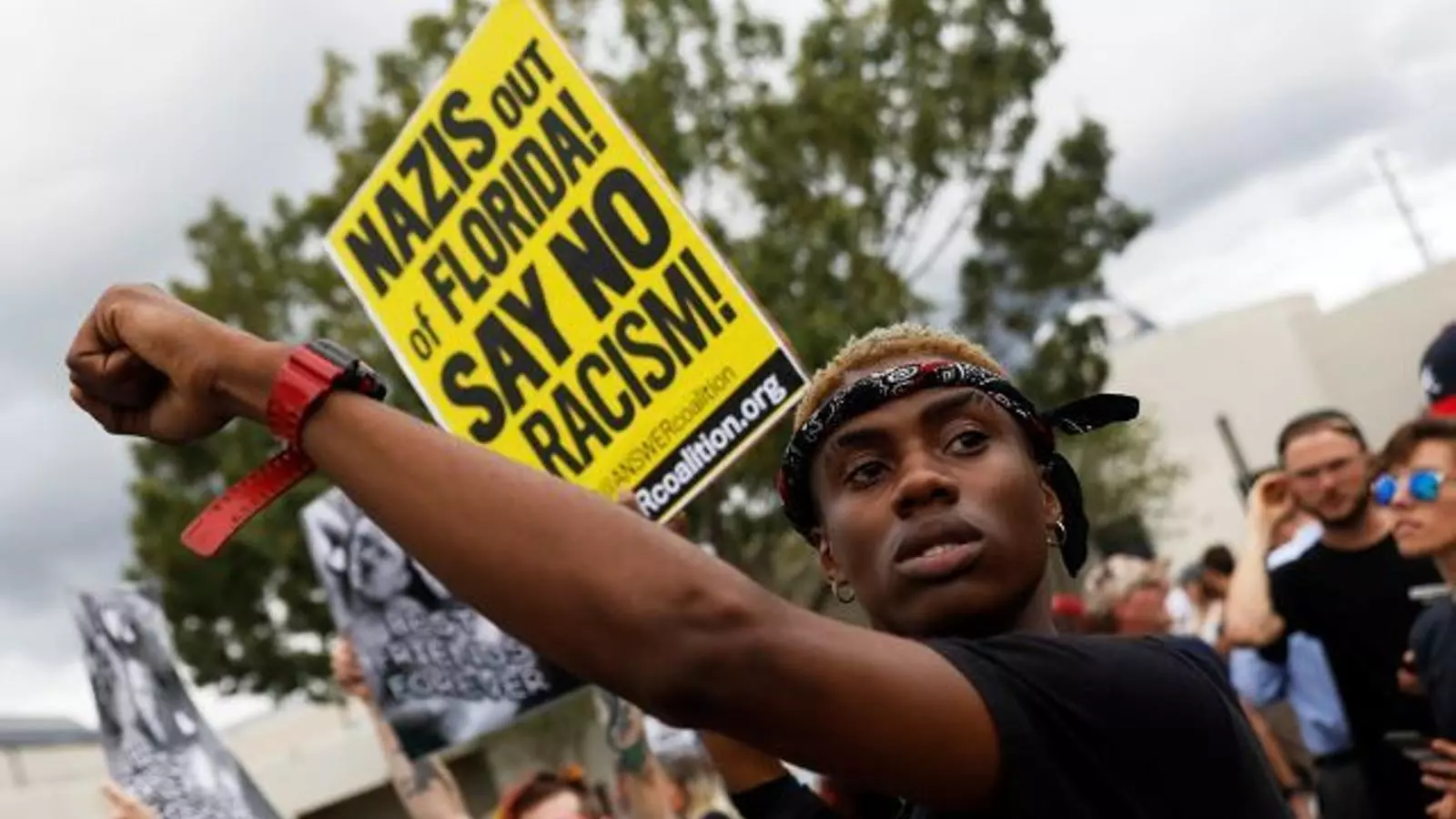 Un estudiant protesta per la presència del líder supremacista blanc Richard Spencer a la Universitat de Gainesville, a Florida.