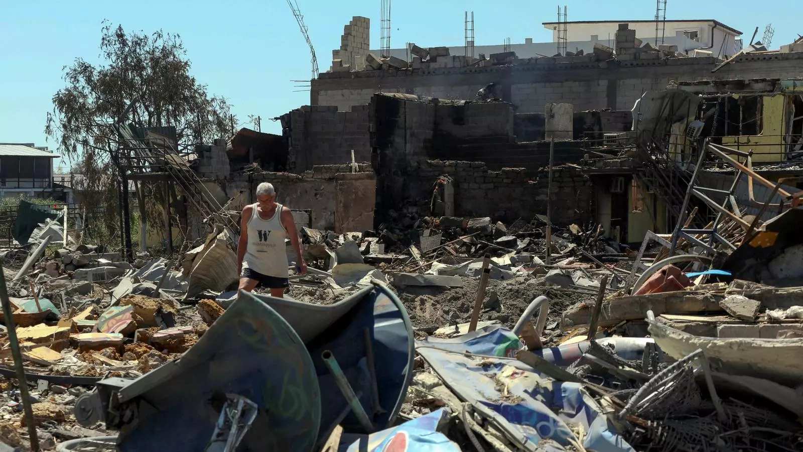 Un home camina entre les runes provocades per un bombardeig rus a Zatoka, a la regió d'Odessa, aquest dimarts.