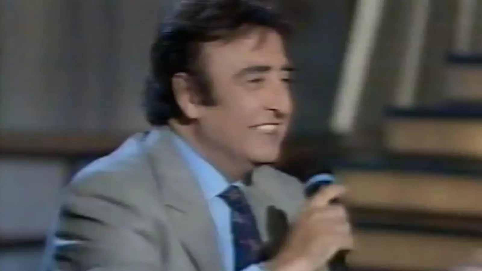 Peret, interpretant 'Que disparen flores!'