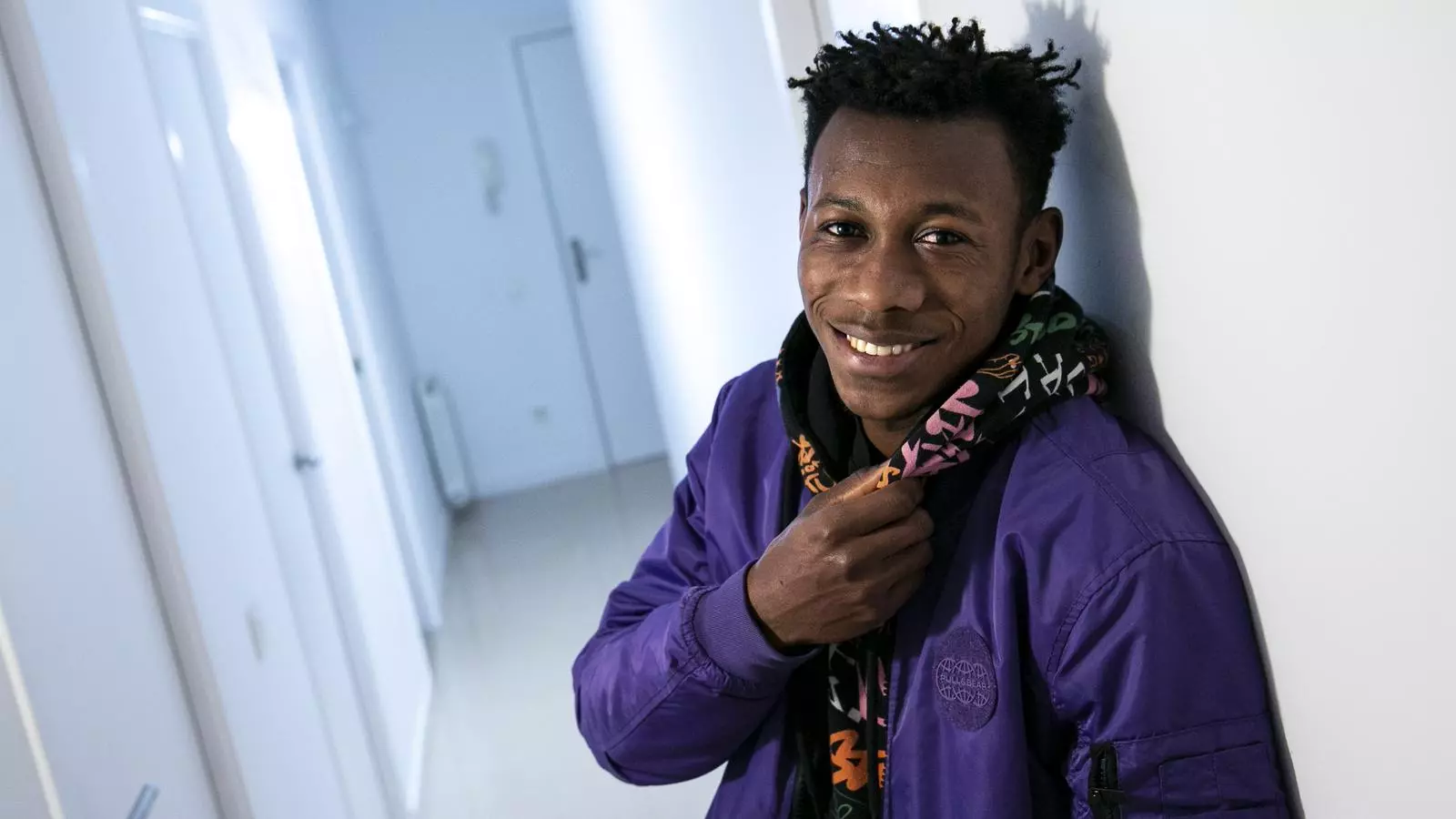 Kassim Keita somrient al seu domicili de Sabadell