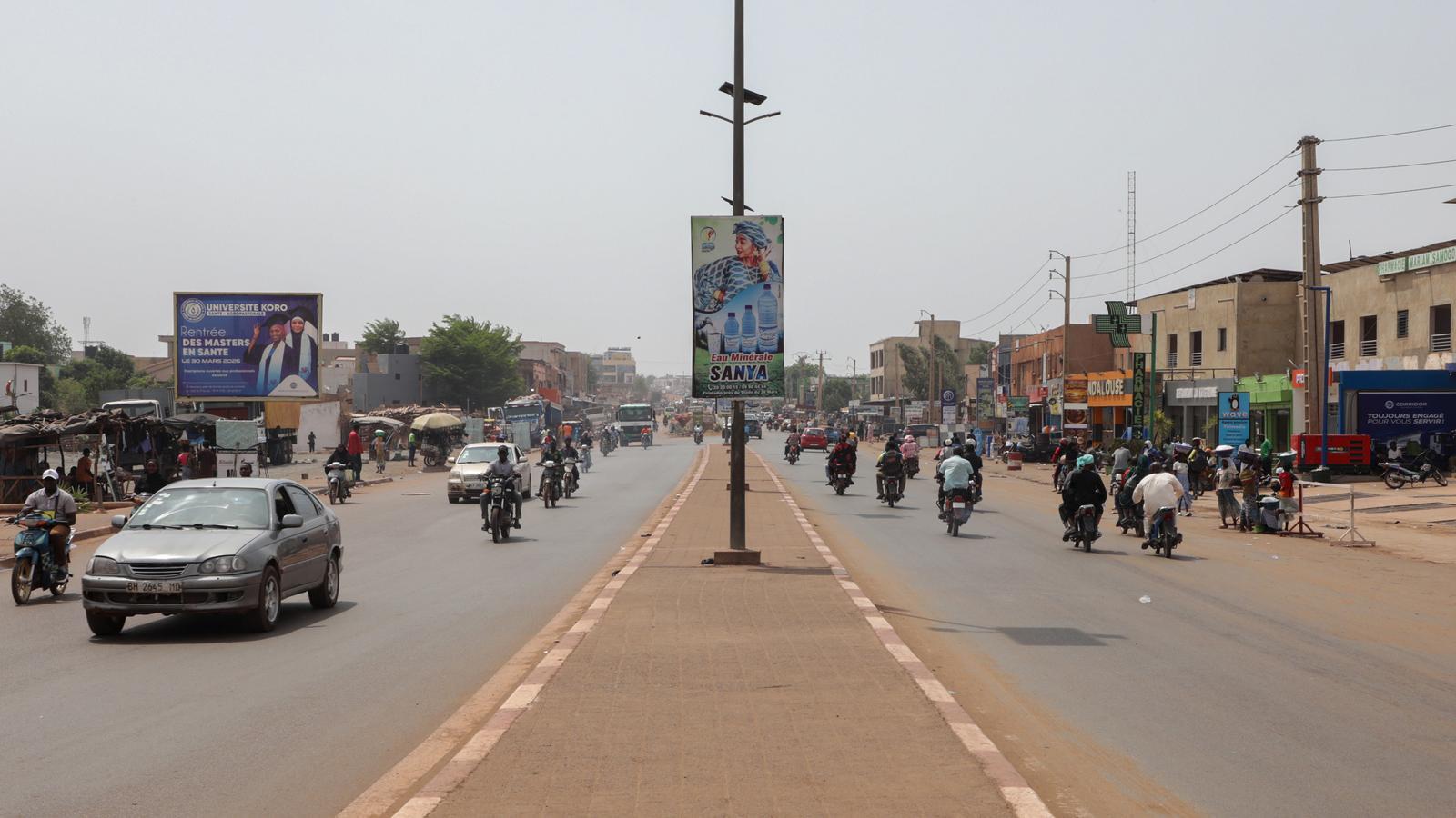 Una imagen de Bamako, la capital de Malí, que continúa bajo toque de queda, a pesar de que las autoridades malienses aseguran que la situación en la ciudad este lunes es de calma.